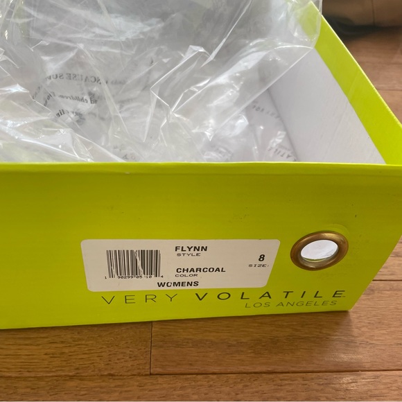 New in box Very Volatile Flynn Charcoal Boots - Picture 6 of 7